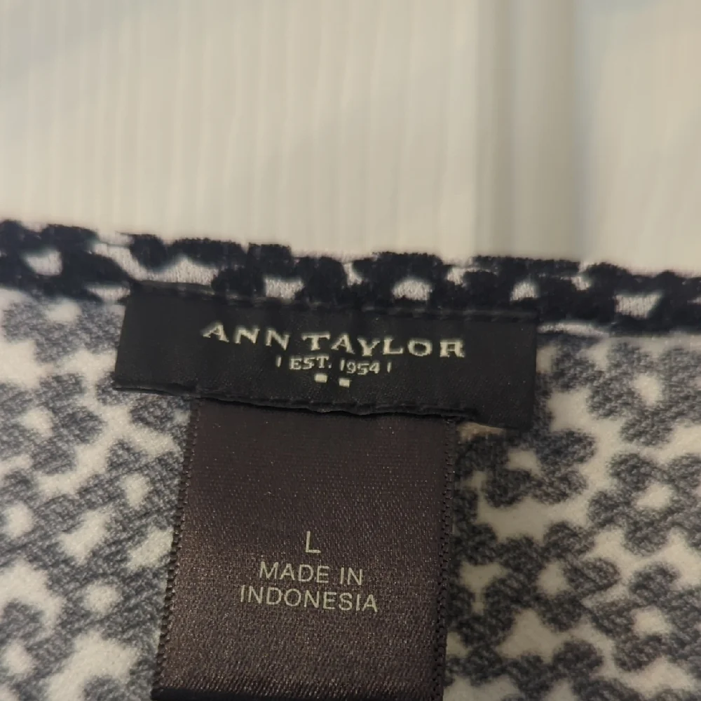 Ann Taylor Business Casual Preppy Sophisticated Patterned Top - Picture 2 of 6